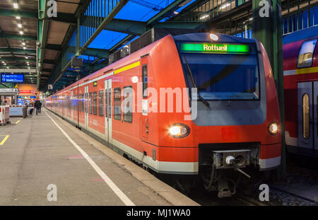 Train électrique de banlieue à la gare de Stuttgart. Allemagne - Banque D'Images