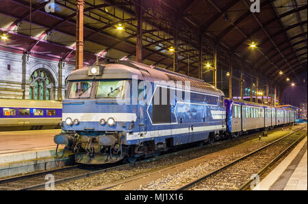 Diesed Local train à la gare de Strasbourg. Alsace, France Banque D'Images