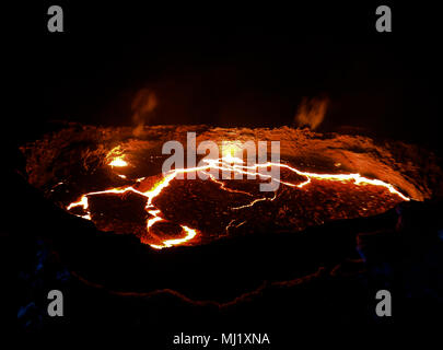 Panorama du cratère du volcan Erta Ale, la fusion de la lave, de la dépression Danakil, l'Ethiopie Banque D'Images