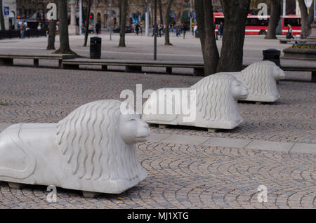 Stockholm, Suède - 30 avril 2018. Plusieurs lions béton nommé Stockholmslejon Årfelt conçu par Anders, d'arrêter le trafic à Raoul Wallenbergs square Banque D'Images