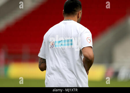 Dragons catalans joueurs portent des t-shirts anti-couteau au cours de la Super League Betfred match au stade totalement méchants, St Helens. ASSOCIATION DE PRESSE Photo. Photo date : Jeudi, 3 mai 2018. Voir PA histoire RUGBYL St Helens. Crédit photo doit se lire : Richard Ventes/PA Wire. RESTRICTIONS : un usage éditorial uniquement. Pas d'utilisation commerciale. Pas de fausse association commerciale. Pas d'émulation vidéo. Pas de manipulation d'images. Banque D'Images