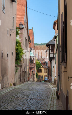 Une rue étroite à Saverne - Alsace, France Banque D'Images