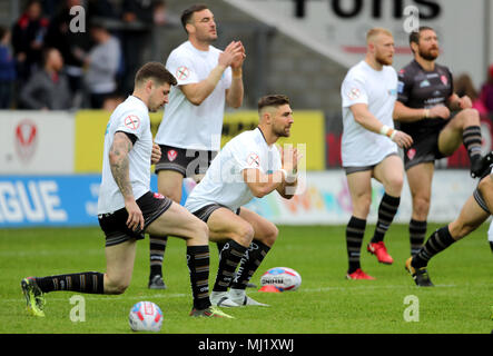 Les joueurs de Dragons catalan portent des t-shirts anti-couteau lors du match de la Super League de Betfred au stade totalement Wicked, St Helens. APPUYEZ SUR ASSOCIATION photo. Date de la photo: Jeudi 3 mai 2018. Voir l'histoire PA RUGBYL St Helens. Le crédit photo devrait se lire comme suit : Richard Sellers/PA Wire. Banque D'Images