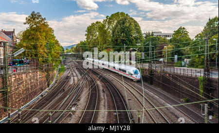 Train à grande vitesse à Offenburg, Allemagne Banque D'Images