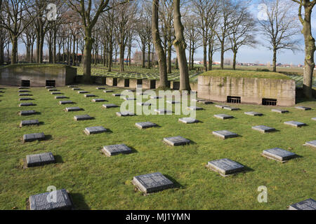 Cimetière militaire allemand de Langemark, pierres tombales et bunkers, Première Guerre mondiale, Langemark Poelkapelle, Flandre occidentale, Flandre Banque D'Images