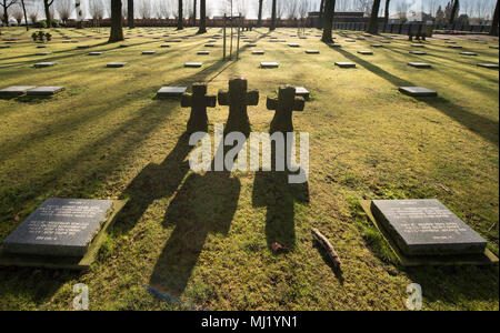 Cimetière militaire allemand de Langemark, tombes et croix en pierre, Première Guerre mondiale, Langemark Poelkapelle, Flandre occidentale Banque D'Images