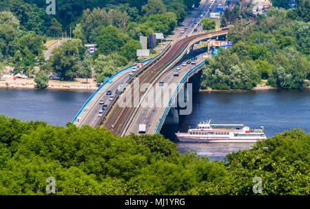 Métro de pont sur le Dniepr, Kiev, Ukraine Banque D'Images