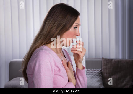 Portrait de femme souffrant de toux Banque D'Images