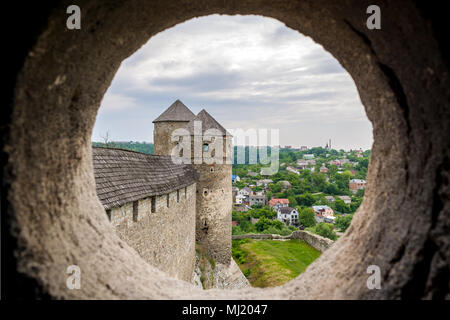 Vue depuis la meurtrière d'une tour à Kamyanets-Podilsky fortres Banque D'Images