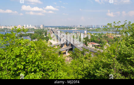 Avis de ponts routiers et ferroviaires d'une colline sur le Dniepr Banque D'Images