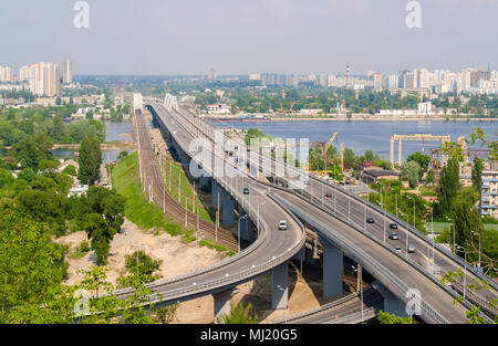 Avis de ponts routiers et ferroviaires d'une colline sur le Dniepr Banque D'Images