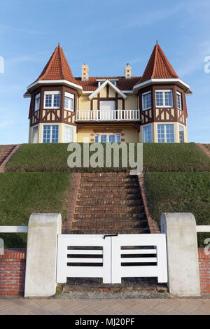Villa de plage isolée sur la côte belge, De Haan, West-vlaanderen, Belgique Banque D'Images