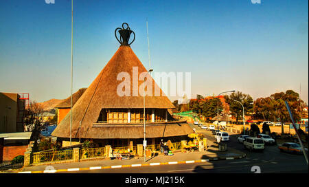 Boutique de souvenirs sous la forme os Basotho traditionnels hat aka mokorotlo, Maseru, Lesotho Banque D'Images