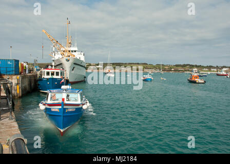 Vue sur St Mary's Harbour, St Mary, Îles Scilly avec le traversier Scillonian amarré à quai et des ferry-boats. Soleil, mer bleue. Banque D'Images