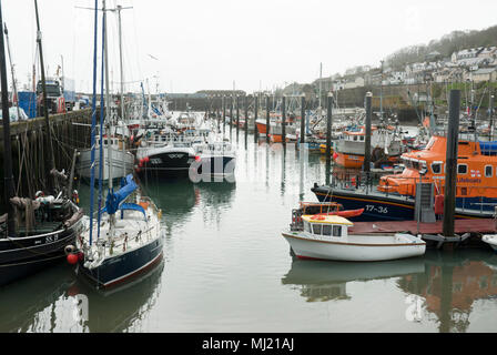 Une variété de pêche, bateaux, yachts et bateaux de plaisance amarrés dans le port de Newlyn avec la ville de Newlyn en arrière-plan. Banque D'Images
