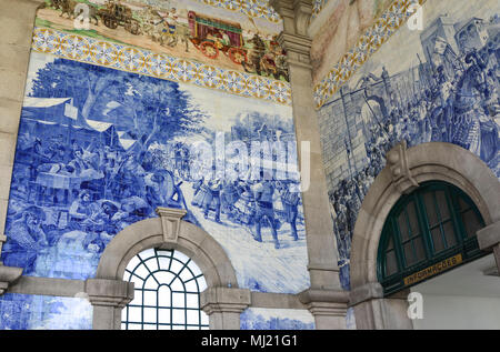 PORTO, PORTUGAL - 12 août 2017 : La gare la plus célèbre avec panneaux Azulejo Sao Bento avec des scènes de l'histoire du Portugal Banque D'Images