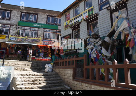 Namche Bazar, le Népal - le 18 mars 2018 : boutiques dans le centre de Namche Bazar Banque D'Images