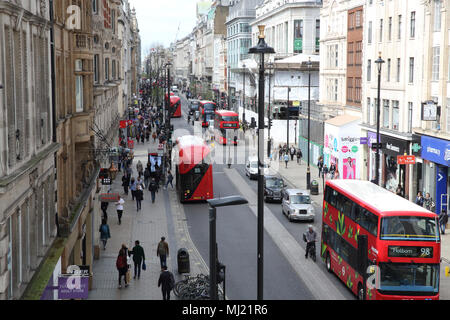 Les bus et autre trafic sur Oxford Street à l'east end près de Tottenham Court Road, à Londres, au Royaume-Uni. Banque D'Images