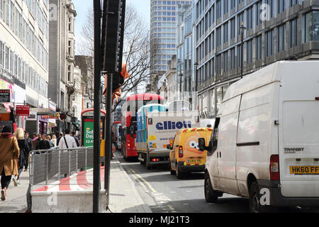 Les bus et autre trafic sur Oxford Street à l'east end près de Tottenham Court Road, à Londres, au Royaume-Uni. Banque D'Images