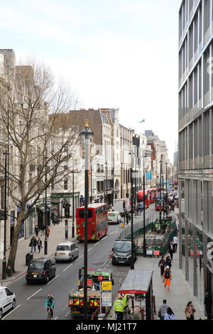 Les bus et autre trafic sur Oxford Street à l'east end près de Tottenham Court Road, à Londres, au Royaume-Uni. Banque D'Images