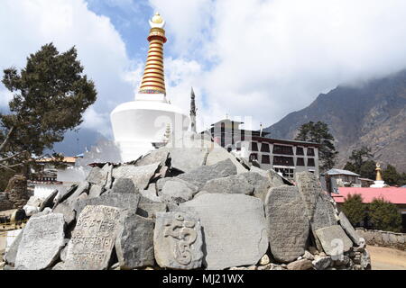 Stupa et pierres mani à Tengboche Monastère, Népal Banque D'Images