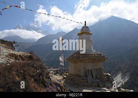 Stupa à Pangboche et monter l'Ama Dablam en arrière-plan Banque D'Images