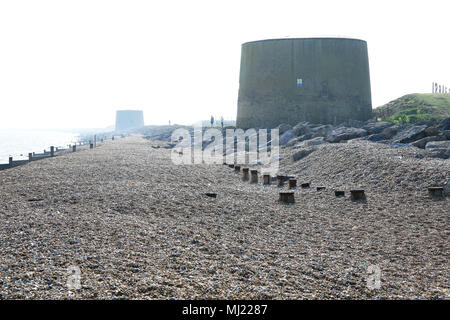 Deux tours Martello sur la plage de Hythe, près de Folkestone, Kent, UK Banque D'Images