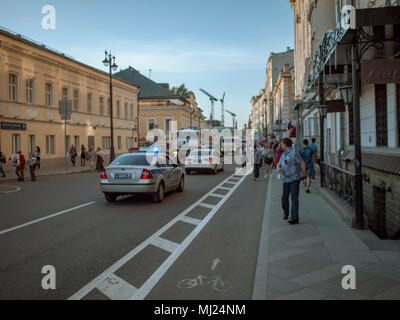 Moscou, Russie - le 9 mai 2016 : Les voitures de police et les camions se déplacent le long de la rue Bolchaïa Ordynka Street après l'Immortel mars Regiment. Les gens marchent le long de la Banque D'Images