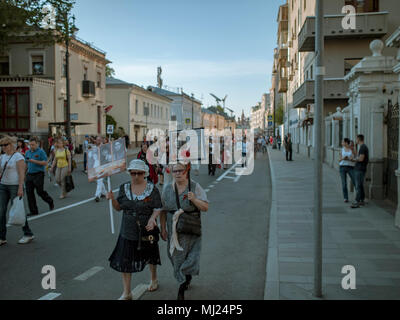 Moscou, Russie - le 9 mai 2016 : A deux grands-mères avec des portraits de leurs ancêtres sont à pied le long de la rue Bolchaïa Ordynka Street après l'Immortel mars Banque D'Images