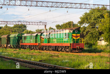 Manoeuvre avec deux à une station de train de marchandises Banque D'Images