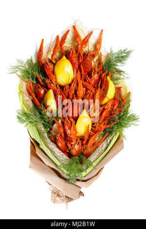 Bouquet de langouste bouillie rouge vif à l'aneth et citron sur un fond blanc comme un cadeau à un homme Banque D'Images