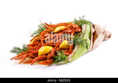 Bouquet de langouste bouillie rouge vif à l'aneth et citron sur un fond blanc Banque D'Images