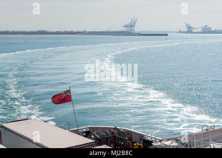 Vue sur le port de Dunkerque de l'arrière d'un départ de DFDS Seaways Ferry. Dunkerque, France, 2018. Banque D'Images