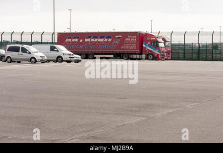 Les véhicules qui attend pour embarquer un ferry au port de ferries de Dunkerque, Dunkerque, France, 2018 Banque D'Images