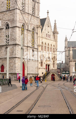 Vue depuis Emile Braunplein à vers Het Belfort van Gent (beffroi de Gand). Gand, Belgique, 2018 Banque D'Images