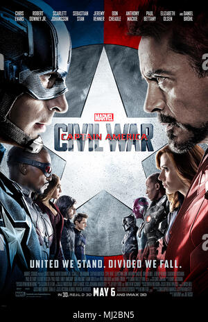 Captain America : Civil War (2016) réalisé par Anthony Russo et Joe Russo et avec Chris Evans, Robert Downey Jr. et Scarlett Johansson. Les choses deviennent politiques mais Captain America s'en tient à ses principes le fractionnement de la fac. Banque D'Images