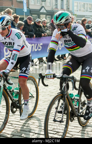 Peter et Juraj Sagan (Équipe Bora-Hansgrohe) trajet jusqu'à la début de la Gent-Wevelgem, l'UCI World Tour, course cycliste. Deinze, Belgique, 2018 Banque D'Images