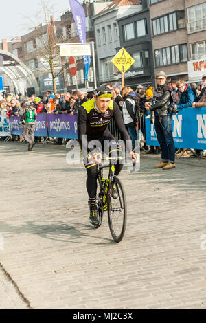 Matteo Trentin, Mitchelton-Scott l'équipe, se réchauffe à Gent-Wevelgem, l'UCI World Tour, course cycliste. Deinze, Belgique, 2018 Banque D'Images