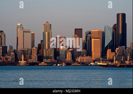 Image rétro de la ville de Seattle au coucher du soleil le long d'Elliott Bay, Seattle Washington State USA Banque D'Images