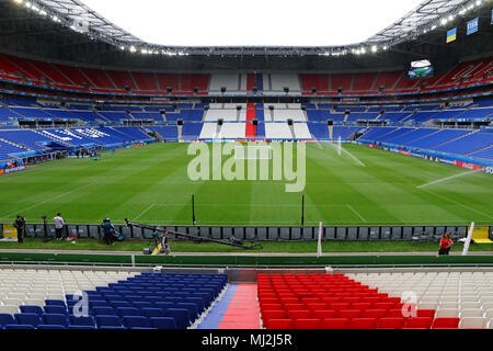 LYON, FRANCE - 15 juin 2016 : vue panoramique du Stade de Lyon (Parc Olympique Lyonnais) au cours de session de formation de l'Équipe nationale de football avant l'Ukraine Banque D'Images