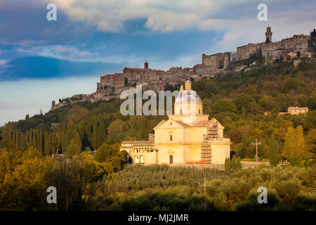 La lumière du soleil du soir sur Madonna di San Biagio juste en dessous de la ville médiévale de Montepulciano, Toscane, Italie Banque D'Images