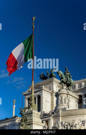 Battant pavillon italien. Monument au roi Victor Emmanuel II, et le monument du Soldat inconnu à la place de Venise. Vittorio Emanuele II. Rome, Italie Banque D'Images