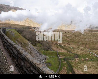 Train à vapeur, l'Dalesman, 48151, Bénodet à Carlisle West Coast ligne qui traverse la Ribblehead viaduc, North Yorkshire Banque D'Images