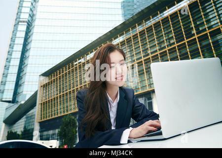 Pour utiliser un ordinateur dans la piscine en plein air les femmes d'affaires Banque D'Images