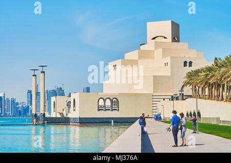 DOHA, QATAR - février 13, 2018 : La forme inhabituelle d'un bâtiment moderne du Musée des Arts Islamiques, situé sur la petite île à côté de la Corniche promena Banque D'Images