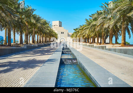 DOHA, QATAR - février 13, 2018 : La promenade le long des rangées de palmiers au Musée d'Art Islamique, située à la fin de la Corniche, la promenade Banque D'Images