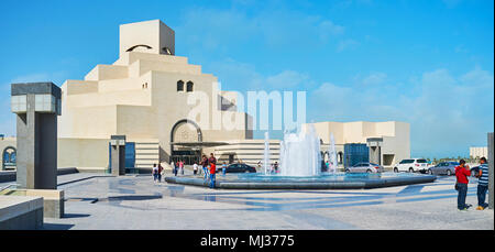 DOHA, QATAR - 13 février 2018 : Les nouvelles fontaines en face de l'immeuble en pierre moderne du Musée des Arts Islamiques, situé sur la petite île à côté de la Banque D'Images