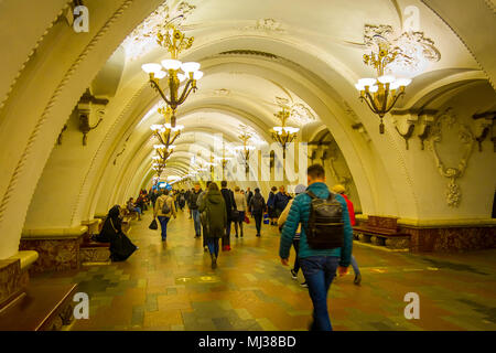 Moscou, Russie - avril, 29, 2018 : personnes non identifiées à l'intérieur de la marche de la station de métro magnifiquement décoré, Arbatskaya à Moscou Banque D'Images