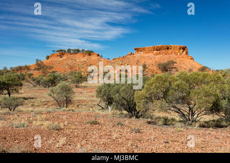 Mesas rouges du Lilleyvale Hills à Cawnpore Lookout sur la route de développement de Kennedy entre Boulia et Middleton en outback Queensland central. Banque D'Images