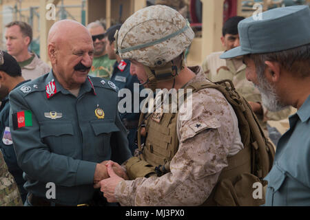 Le brig. Le général Mohammad Gul Ahaj Chakhansori, commandant adjoint de la Zone de 505ème de la Police nationale afghane (PNA), et U.S. Marine Brigue. Le général Benjamin T. Watson, commandant général de la Force opérationnelle de la région du Sud-Ouest (TFSW) et échange de mots avant Watson quitte l'Aérodrome de Bost après d'une shura, le 13 mars 2018. Les dirigeants de l'Armée nationale afghane (ANA) 215e Corps et l'ANP se sont réunis, avec leurs homologues TFSW, pour discuter des travaux en cours et futurecombat les opérations dans la province de Helmand. L'ANA et de la PNA travaillent ensemble en permanence, avec la formation et l'assistance de TFSW, afin d'élargir la ceinture de sécurité dans ce Banque D'Images